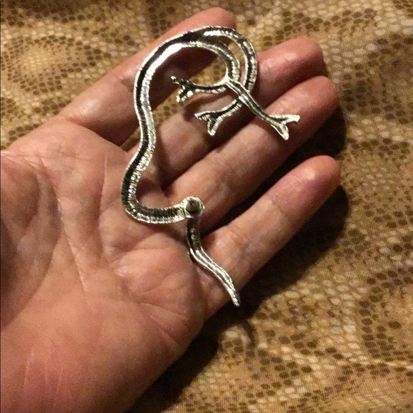 NEW. Gothic Punk Silver Tone Snake Ear Cuff Wrap around Stud Individual Earring. - Picture 5 of 12